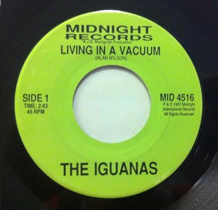 The Iguanas (4) : Living In A Vacuum (7", Single)
