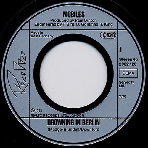 Mobiles : Drowning In Berlin (7", Single)