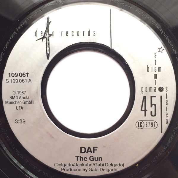 Deutsch Amerikanische Freundschaft : The Gun (7", Single)