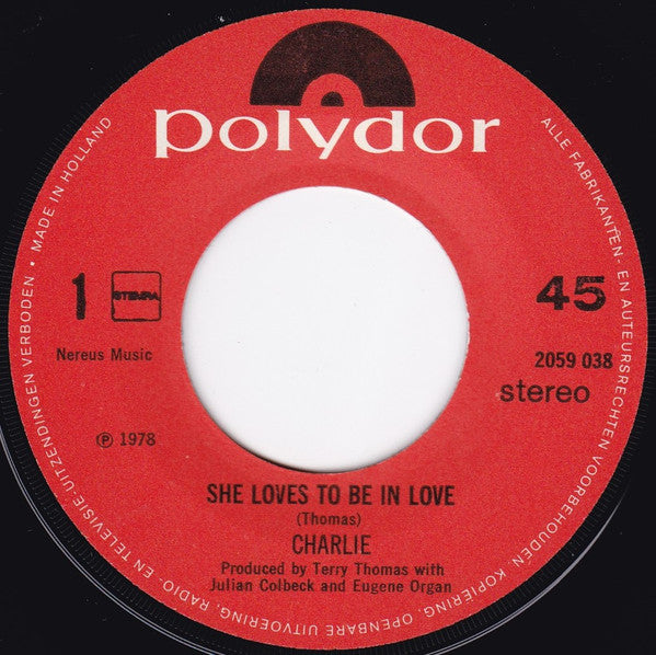 Charlie (5) : She Loves To Be In Love (7", Single)
