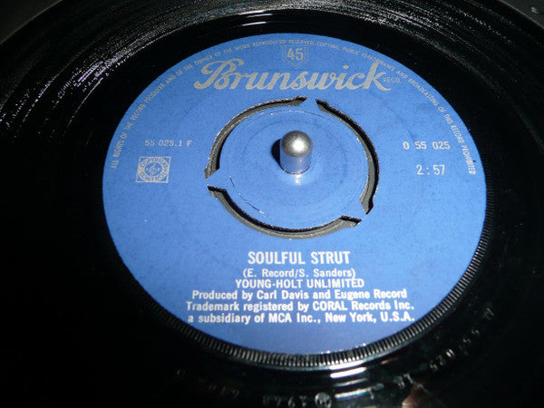 Young-Holt Unlimited* : Soulful Strut / Just Ain't No Love (7", Single, Mono)