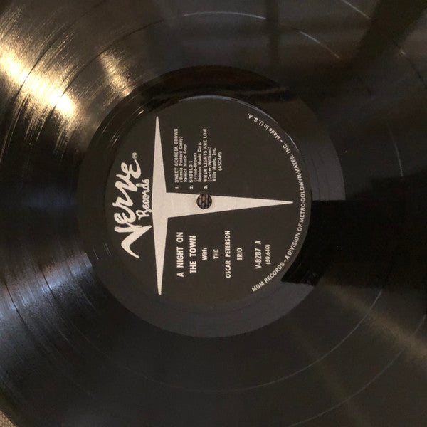 The Oscar Peterson Trio : On The Town With The Oscar Peterson Trio (LP, Album, Mono, RE)