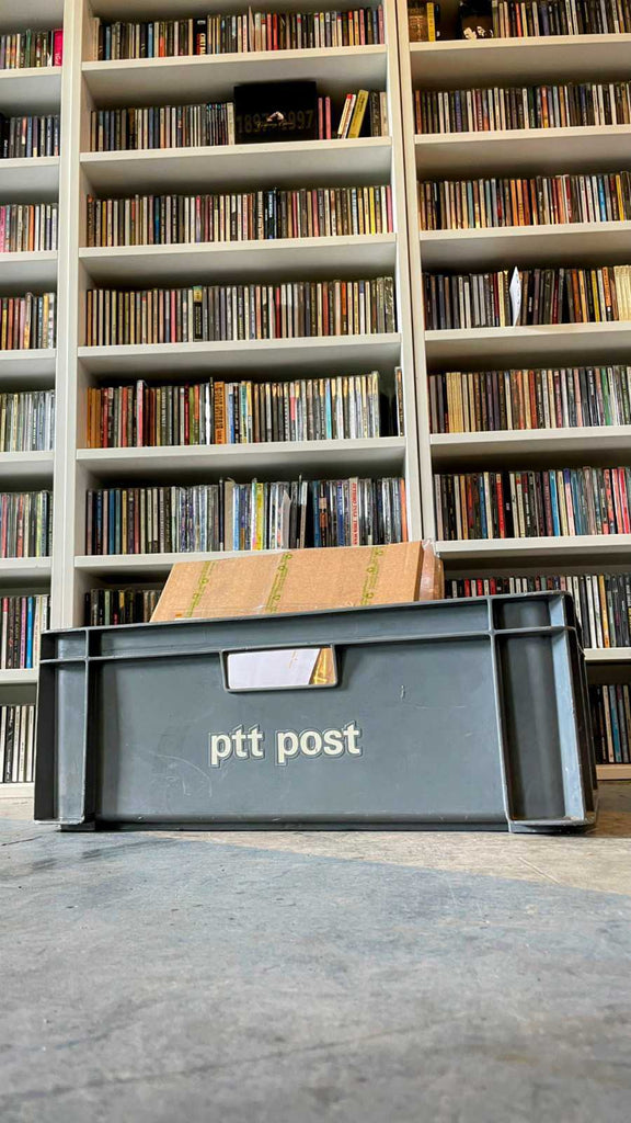 Kast met tweedehands platen, singles en cd’s